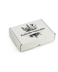 Białe pudełko prezentowe na kadzidełka z naturalnym bukietem w środku