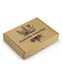 Białe pudełko prezentowe na kadzidełka z naturalnym bukietem w środku